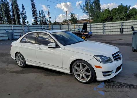 2014 Mercedes-Benz C 250 z USA, uszkodzony, nr VIN WDDGF4HB5EA961002
